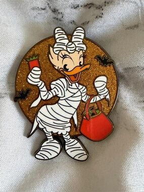Disney | NWOT Daisy Halloween Pin